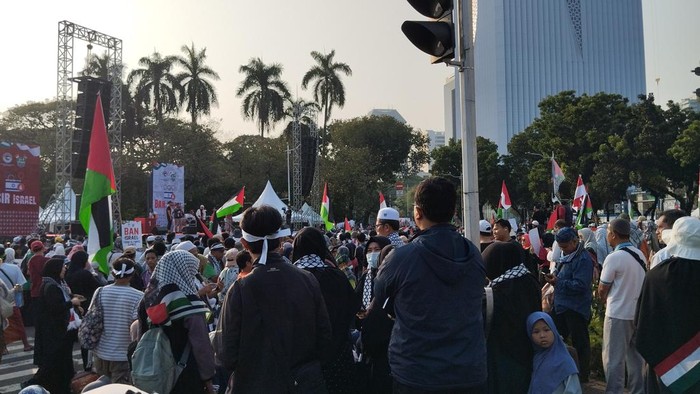 Massa yang tergabung dalam Aliansi Rakyat Indonesia Bela Palestina (ARI-BP) mulai berdatangan untuk aksi menolak Israel ikut Olimpiade Paris 2024. Aksi tolak Israel ini digelar di kawasan Patung Kuda, Monas, Jakarta Pusat, Minggu (21/7/2024).