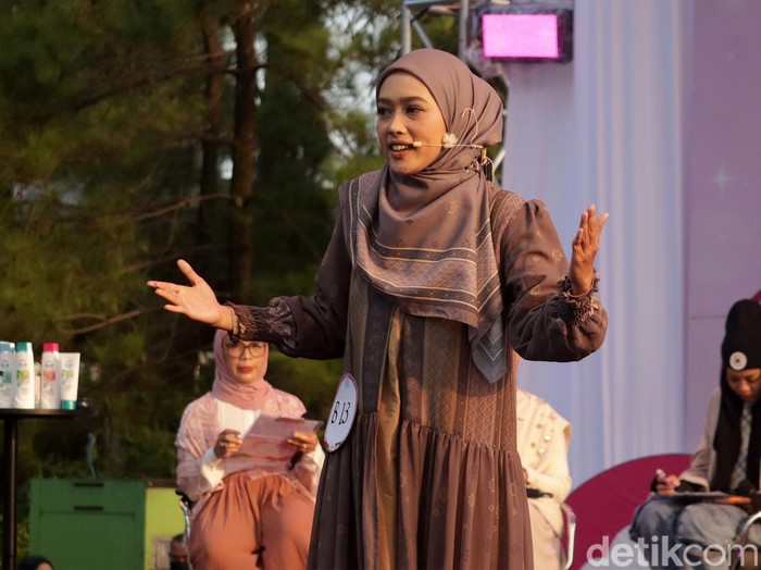 Para peserta mengikuti rangkaian audisi tahap kedua Emeron Hijab Hunt 2024 di Parkir Barat Trans Studio Mall, Bandung (21/7/2024). Ini aksi-aksi para peserta.