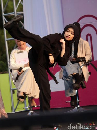 Melihat Aksi-aksi Memukau Peserta Audisi Emeron Hijab Hunt Para peserta mengikuti rangkaian audisi tahap kedua Emeron Hijab Hunt 2024 di Parkir Barat Trans Studio Mall, Bandung (21/7/2024). Ini aksi-aksi para peserta.