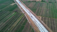 Pekerja dan alat berat melakukan pembangunan Tol Probolinggo-Banyuwangi.