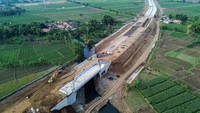 Foto udara pembangunan ol Probolinggo-Banyuwangi seksi 1 Gending-Kraksan di Kabupaten Probolinggo, Jawa Timur, Minggu (21/7/2024).