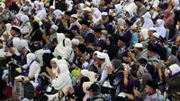 Jemaah ini menjadi kloter terakhir yang tiba di Asrama Haji Pondok Gede, Jakarta.  