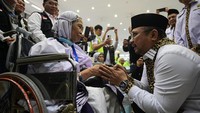 Yaqut menyambut kedatangan jemaah haji kloter JKG 63 di Asrama Haji Pondok Gede, Jakarta, Minggu (21/7/2024).