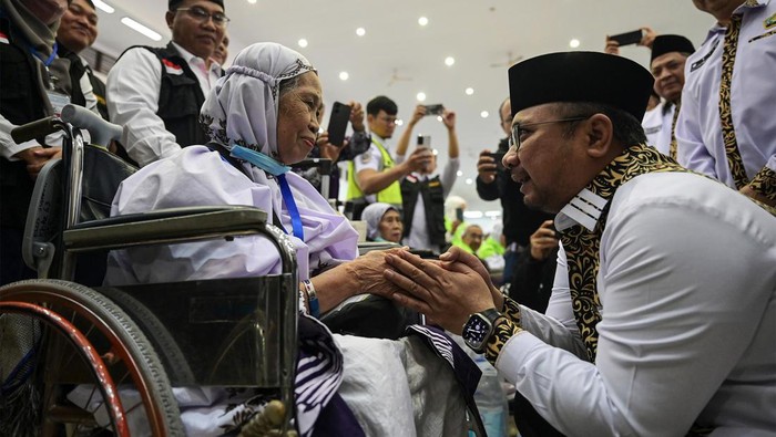 Menag Sambut Kedatangan Jemaah Haji Kloter Terakhir Jamaah haji kloter JKG 63 mengikuti rangkaian acara penyambutan setibanya di Asrama Haji Pondok Gede, Jakarta, Minggu (21/7/2024). Sebanyak 388 jamaah dan 5 petugas haji yang tergabung dalam kloter JKG 63 tiba di Asrama Haji Pondok Gede dan merupakan jamaah kloter terakhir yang dilepas melalui embarkasi tersebut. ANTARA FOTO/Sigid Kurniawan/wpa.