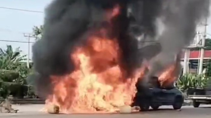 Mobil Toyota Avanza warna hitam bernopol B 1791 SZD terbakar di Musi Rawas Utara (Muratara). Diduga, mobil tersebut terbakar karena sang pemilik bernama Alman Tahar (44) memindahkan BBM yang baru diisi ke tangki modifikasi.