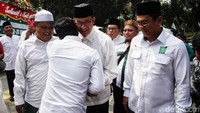 Anies hadir di peringatan Hari Lahir ke-26 PKB dengan mengenakan kemeja putih dan peci hitam. 