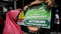 Di sekitar lokasi acara juga telihat sejumlah karangan bunga. 