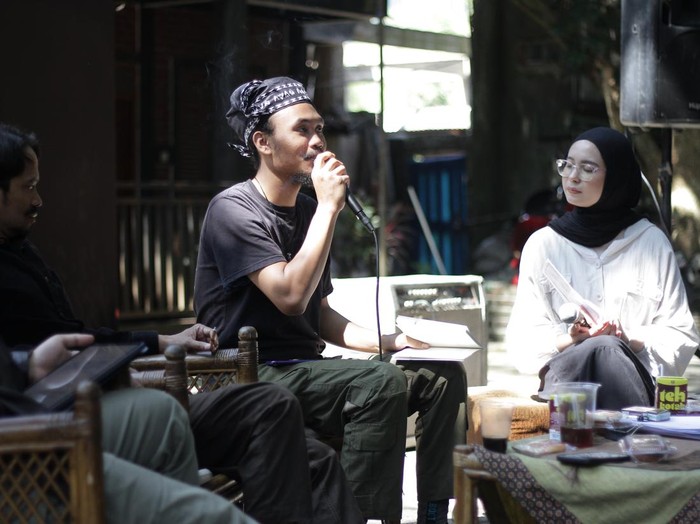 Mumuh Murtado saat launching buku antologi puisi Sebuah Larik Kesaksian Penciptaan Cinta