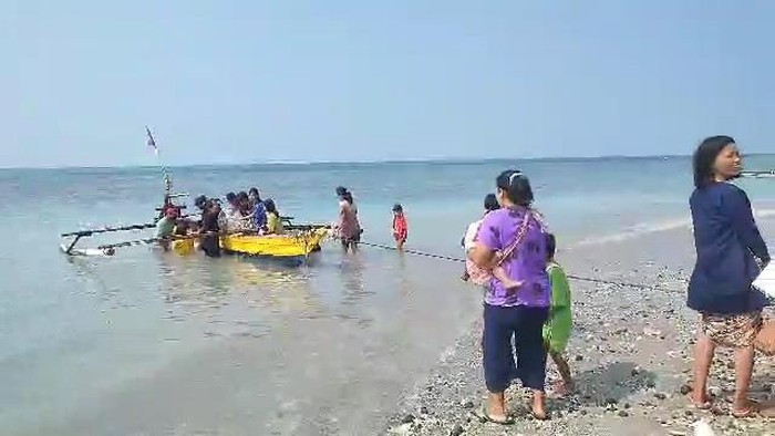 Nelayan di Lampung Selatan mendapat barang dari KM Glori Indah I Surabaya yang karam