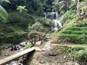 Menikmati Syahdunya Curug Gorobog di Kaki Gunung Goong Sumedang