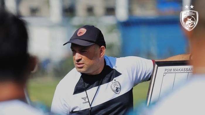 Pelatih PSM Makassar Bernardo Tavares pada sesi ofisial training jelang melawan Persis Solo di Piala Presiden 2024.