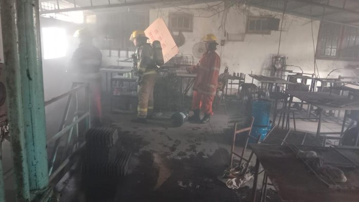 Pemadaman pabrik rak dan piring di Surabaya terbakar