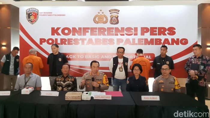 Narapidana (napi) di Palembang, Sumaryanto alias Bondol (33) tewas di tangan 2 rekan sekamarnya. Para pelaku memiliki peran masing-masing dalam menyamarkan pembunuhan korban, menjadi kasus bunuh diri.