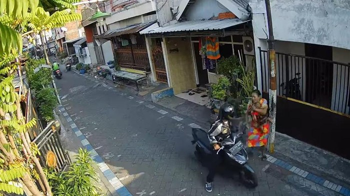 Penampakan rekaman CCTV jambret di Surabaya