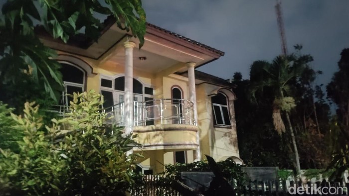 Penampakan rumah di Jalan Abdulrahman Saleh Semarang yang bikin Youtuber dipolisikan karena konten horor, Minggu (21/7/2024).