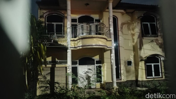 Penampakan rumah di Jalan Abdulrahman Saleh Semarang yang bikin Youtuber dipolisikan karena konten horor, Minggu (21/7/2024).