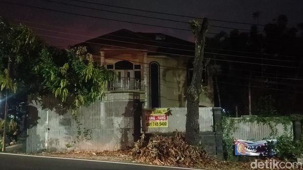 Penampakan rumah di Jalan Abdulrahman Saleh Semarang yang bikin Youtuber dipolisikan karena konten horor, Minggu (21/7/2024).