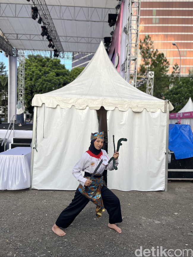 Para peserta juga memberikan kejutan pada saat audisi Audisi Emeron Hijab Hunt 2024 di Parkir Barat Trans Studio Mall, Bandung, Minggu (21/7/2024). Seperti aksi Yuni Tiara yang berhasil mematahkan besi dragon Merpati Putih dan beraksi pencak silat dengan golok. Sebelumnya, Yuni mempersilahkan juri untuk memegang besi yang ingin ia patahkan. Foto: Dok. Gresnia/Wolipop.