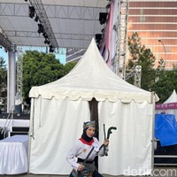 Para peserta juga memberikan kejutan pada saat audisi Audisi Emeron Hijab Hunt 2024 di Parkir Barat Trans Studio Mall, Bandung, Minggu (21/7/2024). Seperti aksi Yuni Tiara yang berhasil mematahkan besi dragon Merpati Putih dan beraksi pencak silat dengan golok. Sebelumnya, Yuni mempersilahkan juri untuk memegang besi yang ingin ia patahkan. Foto: Dok. Gresnia/Wolipop.