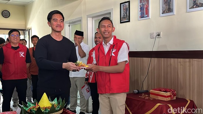 Ketum PSI Kaesang Pangarep saat meresmikan kantor DPD PSI Solo, Minggu (21/7/2024).