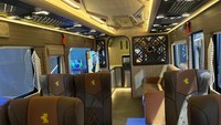 Beralih ke bagian interior, nuansa mewah akan terasa dimulai bagian lantai menggunakan tarabus flooring, dan tentunya tak ketinggalan entertainment & audio system yang istimewa, dan pastinya fitur paling penting yakni keamanan dengan emergency door, sunroof emergency exit, safety hammer, dan fire extinguisher. Foto: Dok. Juragan99 Trans