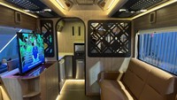 Omah Sultan mini tampil gagah dan premium dengan paduan dari sasis Mercedes Benz OF 917 short. Kode OF pada sasis Mercedes Benz Omnibus  Frontmotor menandakan sasis bus dengan posisi mesin di depan, sementara 917 artinya sasis ini memiliki GVW 9 ton, mesin 4D34i yang tertanam di sasis OF 917 ini memiliki tenaga 170 dk, mesin bertenaga tinggi yang cukup irit bahan bakar. Foto: Dok. Juragan99 Trans