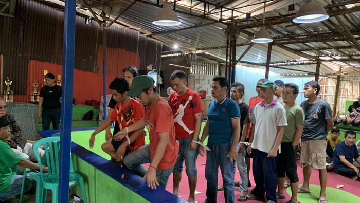 Polisi gerebek arena judi sabung ayam di Bekasi (Taufiq/detikcom)