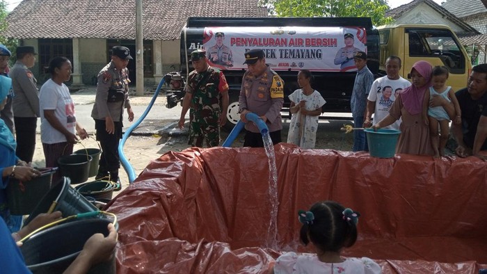 Polsek Temayang salurkan air bersih