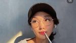 Pose Manis Livy Renata Saat Ngopi hingga Makan Sashimi