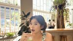Pose Manis Livy Renata Saat Ngopi hingga Makan Sashimi