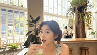Tidak hanya kopi, tampaknya wanita berusia 22 tahun ini juga suka matcha latte. Livy sempat menikmati segelas ice matchanya di salah satu kafe di Bali. Foto: Instagrqm @livyrenata