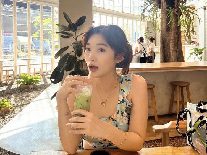 Pose Manis Livy Renata Saat Ngopi  hingga Makan Sashimi
