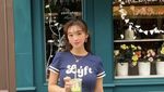 Pose Manis Livy Renata Saat Ngopi hingga Makan Sashimi