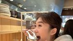 Pose Manis Livy Renata Saat Ngopi hingga Makan Sashimi