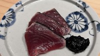 Selebgram yang hobi main game ini sempat memamerkan makanan lain yang ia nikmati di Jepang. Salah satunya sashimi dengan daging berwarna merah gelap ini. Foto: Instagrqm @livyrenata