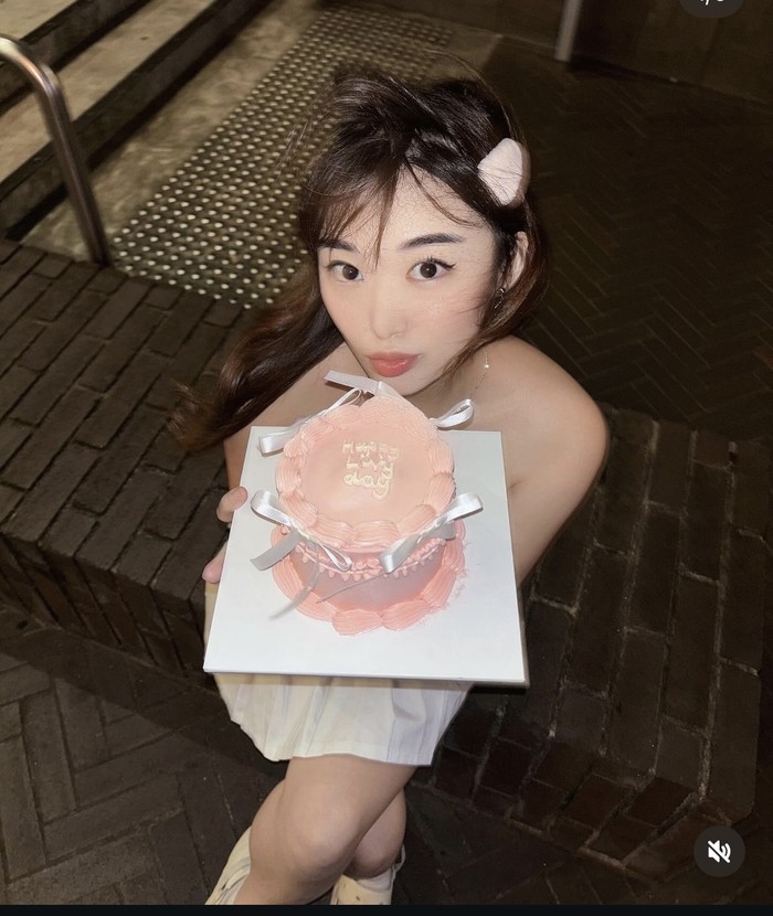 Pose Manis Livy Renata Saat Ngopi hingga Makan Sashimi Pose Manis Livy Renata Saat Ngopi hingga Makan Sashimi