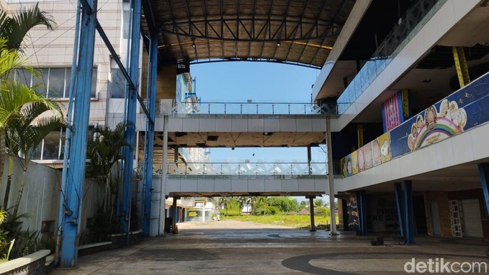 Potret bekas Draco Waterpark yang ditumbuhi ilalang