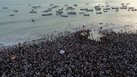 Dua tabuik dihoyak dan dibuang ke laut dalam rangka memperingati Hari Asyura (10 Muharram) 1446 H.