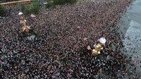 Foto udara ribuan warga menyaksikan tabuik dibuang ke laut di Pariaman, Sumatera Barat, Minggu (21/7/2024).