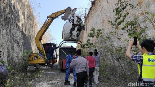 Proses pemindahan bangkai helikopter di Banjar Suluban, Desa Pecatu, Badung, Bali, Minggu (21/7/2024). (Agus Eka Purna Negara/detikBali)