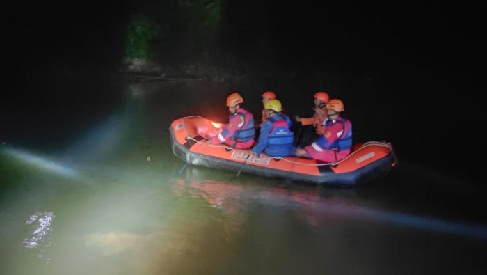 Proses pencarian anak 9 tahun yang tenggelam di CIliwung, Bojoggede, Bogor.