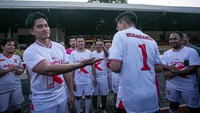 Gusti Bhre langsung memakai jersey dengan nama punggung Surakarta 1 tersebut. 