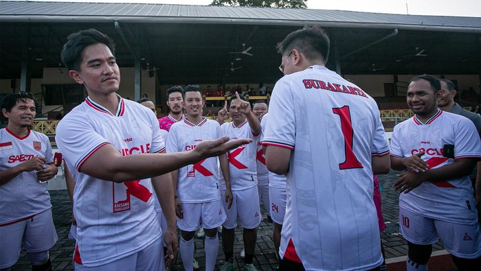Ketua Umum Partai Solidaritas Indonesia (PSI) Kaesang Pangarep (keempat kiri) berjabat tangan dengan Pemimpin Pura Mangkunegaran Kanjeng Gusti Pangeran Adipati Arya (KGPAA) Mangkunegara X (keempat kanan) usai pertandingan sepak bola DPW PSI Jateng melawan Mangkunegaran di Stadion Sriwedari, Solo, Jawa Tengah, Minggu (21/7/2024). Partai Solidaritas Indonesia (PSI) memberikan rekomendasi kepada KGPAA Mangkunegara X untuk maju sebagai bakal calon Wali Kota Solo pada Pilkada 2024 mendatang. ANTARA FOTO/Mohammad Ayudha/foc.