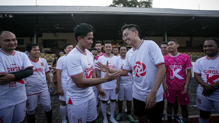 PSI Usung Mangkunegara X di Pilkada Solo Ketua Umum Partai Solidaritas Indonesia (PSI) Kaesang Pangarep (keempat kiri) berjabat tangan dengan Pemimpin Pura Mangkunegaran Kanjeng Gusti Pangeran Adipati Arya (KGPAA) Mangkunegara X (keempat kanan) usai pertandingan sepak bola DPW PSI Jateng melawan Mangkunegaran di Stadion Sriwedari, Solo, Jawa Tengah, Minggu (21/7/2024). Partai Solidaritas Indonesia (PSI) memberikan rekomendasi kepada KGPAA Mangkunegara X untuk maju sebagai bakal calon Wali Kota Solo pada Pilkada 2024 mendatang. ANTARA FOTO/Mohammad Ayudha/foc.