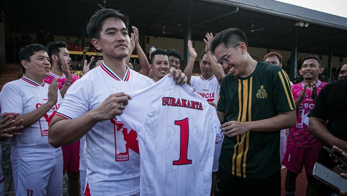 Ketua Umum Partai Solidaritas Indonesia (PSI) Kaesang Pangarep (keempat kiri) berjabat tangan dengan Pemimpin Pura Mangkunegaran Kanjeng Gusti Pangeran Adipati Arya (KGPAA) Mangkunegara X (keempat kanan) usai pertandingan sepak bola DPW PSI Jateng melawan Mangkunegaran di Stadion Sriwedari, Solo, Jawa Tengah, Minggu (21/7/2024). Partai Solidaritas Indonesia (PSI) memberikan rekomendasi kepada KGPAA Mangkunegara X untuk maju sebagai bakal calon Wali Kota Solo pada Pilkada 2024 mendatang. ANTARA FOTO/Mohammad Ayudha/foc.