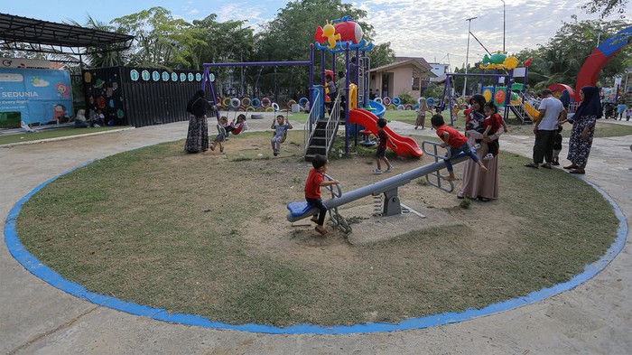 Sejumlah anak bersama orang tuanya bermain di Ruang Bermain Ramah Anak (RBRA) Taman Sulthanah Safiatuddin Banda Aceh, Aceh, Sabtu (20/7/2024). Pemerintah Kota Banda Aceh berkomitmen untuk terus mewujudkan Banda Aceh sebagai kota layak anak dengan menyediakan ruang terbuka khusus anak serta menambah fasilitas bermain dengan aman dan nyaman dalam pengawasan orang tua guna mendukung tumbuh kembang anak. ANTARA FOTO/Khalis Surry/tom.