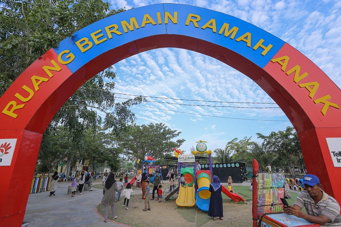 Sejumlah anak bersama orang tuanya bermain di Ruang Bermain Ramah Anak (RBRA) Taman Sulthanah Safiatuddin Banda Aceh, Aceh, Sabtu (20/7/2024). Pemerintah Kota Banda Aceh berkomitmen untuk terus mewujudkan Banda Aceh sebagai kota layak anak dengan menyediakan ruang terbuka khusus anak serta menambah fasilitas bermain dengan aman dan nyaman dalam pengawasan orang tua guna mendukung tumbuh kembang anak. ANTARA FOTO/Khalis Surry/tom.