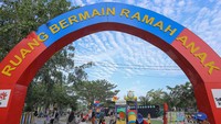 Sejumlah anak bersama orang tuanya bermain di Ruang Bermain Ramah Anak (RBRA) Taman Sulthanah Safiatuddin Banda Aceh, Aceh, Sabtu (20/7/2024).