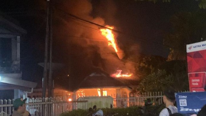 Rumah warga di Palembang, Sumsel hangus terbakar.