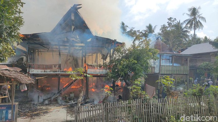 Rumah warga di Polman ludes terbakar.